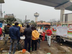 UPR सोलर ग्रीन एनर्जी की पहल: सड़क सुरक्षा अभियान के साथ वितरित किया प्रसाद 4 IMG 20251221 WA0030