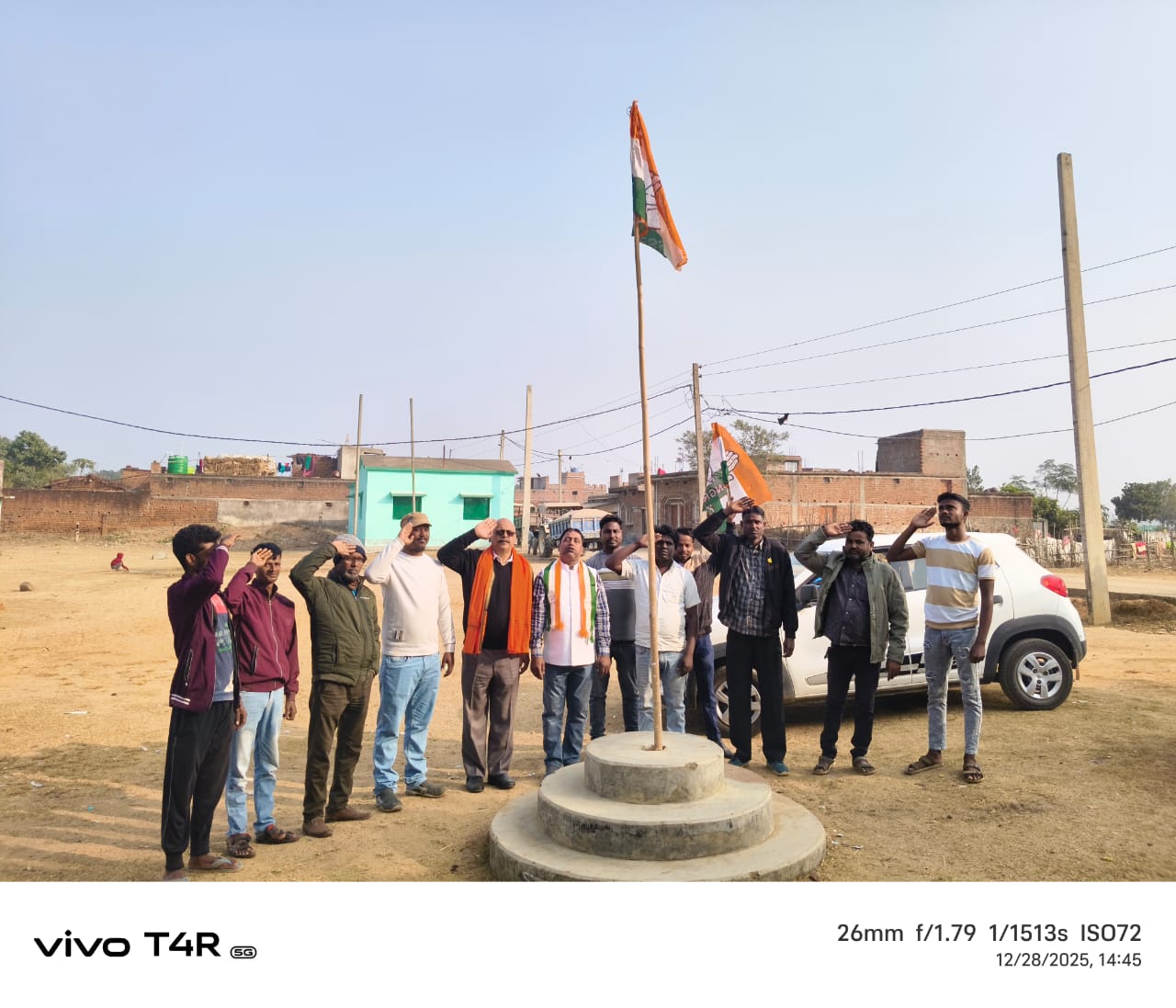 पूर्वी टुंडी प्रखंड कांग्रेस द्वारा घर घर तिरंगा फहरा कर 140 वां, स्थापना दिवस धूमधाम से मनाया 1 IMG 20251229 WA0009