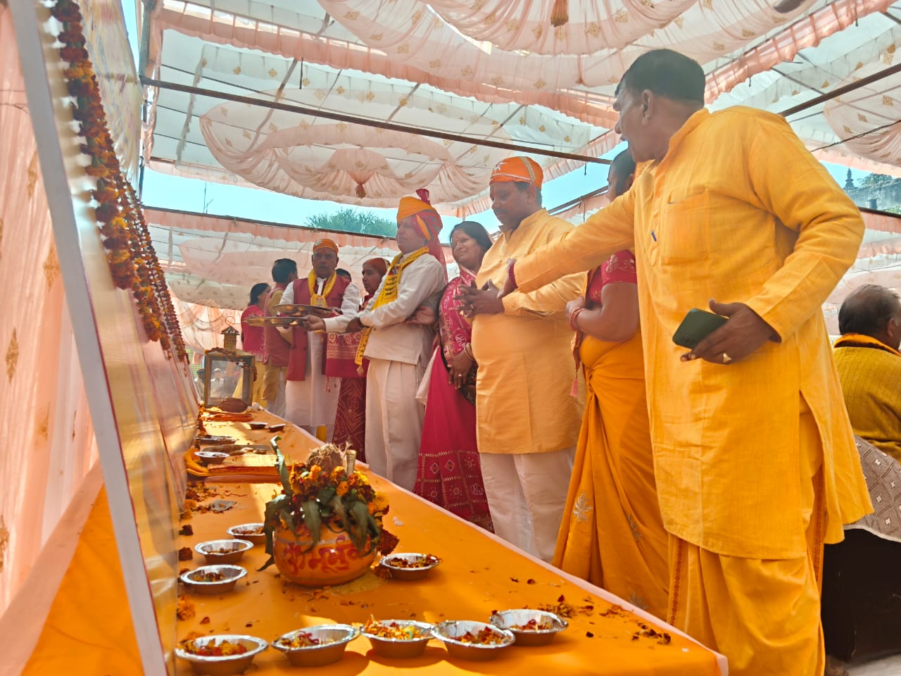 24 कुंडीय गायत्री महायज्ञ एवं विशाल दीप यज्ञ संपन्न 1 IMG 20251231 WA0002