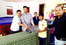 वरकाणा पार्श्वनाथ जैन विधालय में बेग पाकर विद्यार्थियों के खिले चेहरे 8 WhatsApp Image 2025 12 03 at 19.57.00 ecf97791