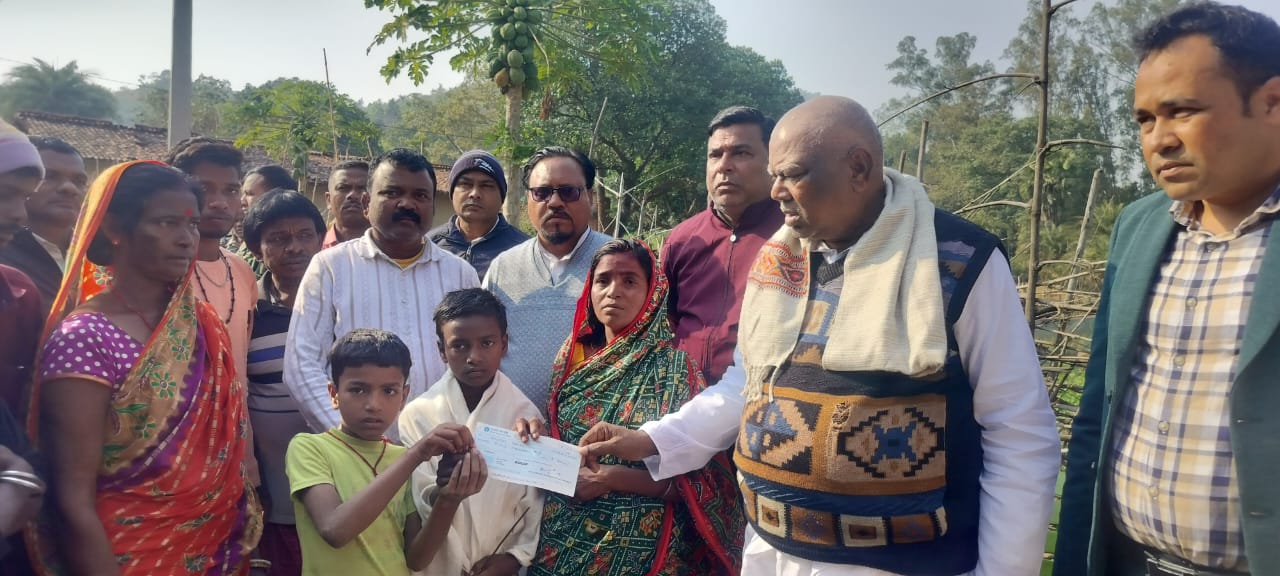 विधायक मथुरा प्रसाद महतो ने अप्रवासी मजदूर की आकस्मिक निधन पर पचास हजार रुपए का चेक परिजनों को सौंपा 1 WhatsApp Image 2025 12 14 at 3.10.20 PM