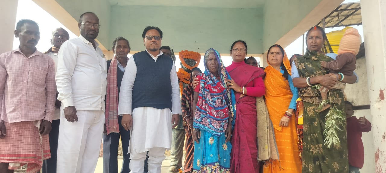 झारखंड के प्रेरणास्रोत स्व बिनोद बाबू 34 वें पुण्यतिथि पर याद किए गए बंगारो स्थित आदमकद प्रतिमा पर माल्यार्पण कार्यक्रम का आयोजन 1 WhatsApp Image 2025 12 18 at 4.26.34 PM