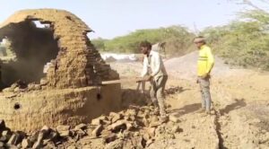 कारवाई से पहले बचाव की कोशिश खेत में बनी अवैध कोयला भट्ठीया तोड़ी गई 2 WhatsApp Image 2025 12 23 at 4.02.51 PM