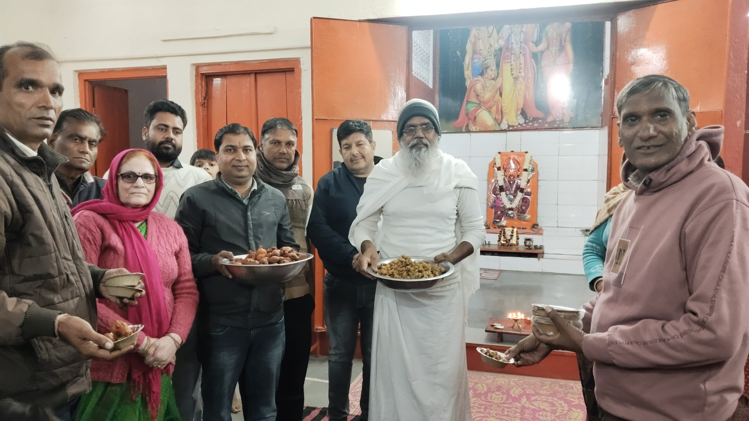 आजाद नगर हनुमान मंदिर में विशेष भोग आयोजन, बालाजी को पकौड़ी और आलू बड़ों का अर्पण 1 IMG 20260104 WA0032 1 scaled