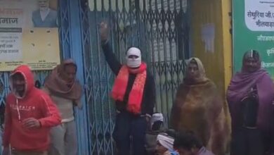 खाद के लिए सहकारी समिति के बाहर किसानों ने चारपाई डालकर गुजारी रात, सुबह लाइन लगाकर लिया यूरिया 14 IMG 20260106 WA0031