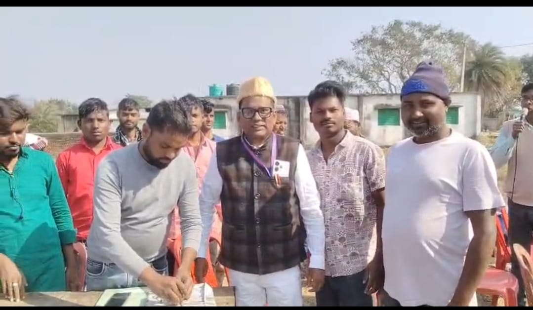 धरियो महुबनी की एलाई मस्जिद की कॉलम ढलाई कार्य में पहुंचे सर्वोच्च मानवाधिकार संरक्षण प्रदेश अध्यक्ष दिल खोलकर दिखाईं दरियादिली 1 IMG 20260112 WA0049