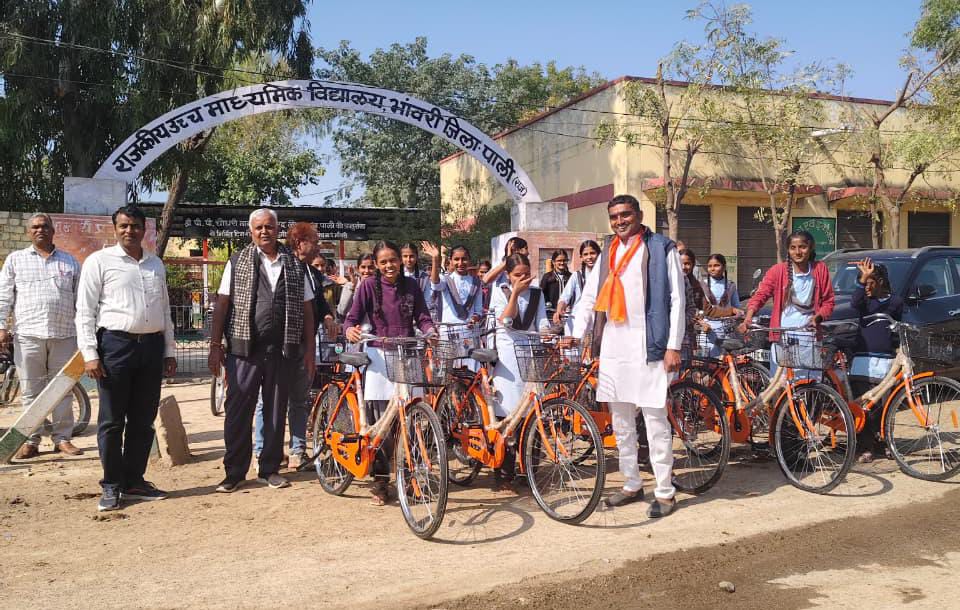 निशुल्क साइकिल योजना से बालिकाओं की पढ़ाई को मिली नई रफ्तार 1 IMG 20260117 WA0030