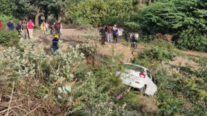 गुरला में अनियंत्रित कार डिवाइडर टकराकर खाई में गिरी, कार सवार बाल-बाल बचे, बड़ा हादसा टला 4 WhatsApp Image 2026 01 03 at 6.09.29 PM