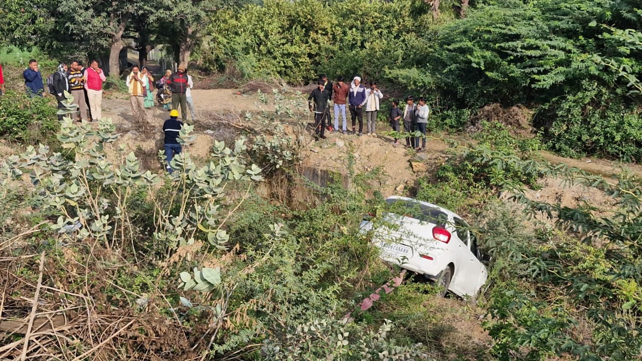गुरला में अनियंत्रित कार डिवाइडर टकराकर खाई में गिरी, कार सवार बाल-बाल बचे, बड़ा हादसा टला 1 WhatsApp Image 2026 01 03 at 6.09.29 PM