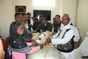 जनवितरण प्रणाली दुकानों में आई नई क्रांति लाभूकों को समय पर पारदर्शी अनाज मुहैया हो इसके लिए विधायक द्वारा 4 G पोस मशीनों का वितरण 5 WhatsApp Image 2026 01 08 at 6.28.00 PM