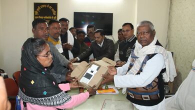 जनवितरण प्रणाली दुकानों में आई नई क्रांति लाभूकों को समय पर पारदर्शी अनाज मुहैया हो इसके लिए विधायक द्वारा 4 G पोस मशीनों का वितरण 14 WhatsApp Image 2026 01 08 at 6.28.00 PM