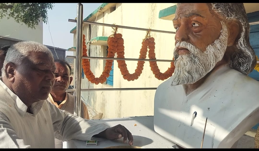 टुण्डी में दिशोम गुरु शिबू सोरेन की 82वीं जयंती पर भावपूर्ण श्रद्धांजलि कार्यक्रम 1 WhatsApp Image 2026 01 12 at 7.06.56 AM