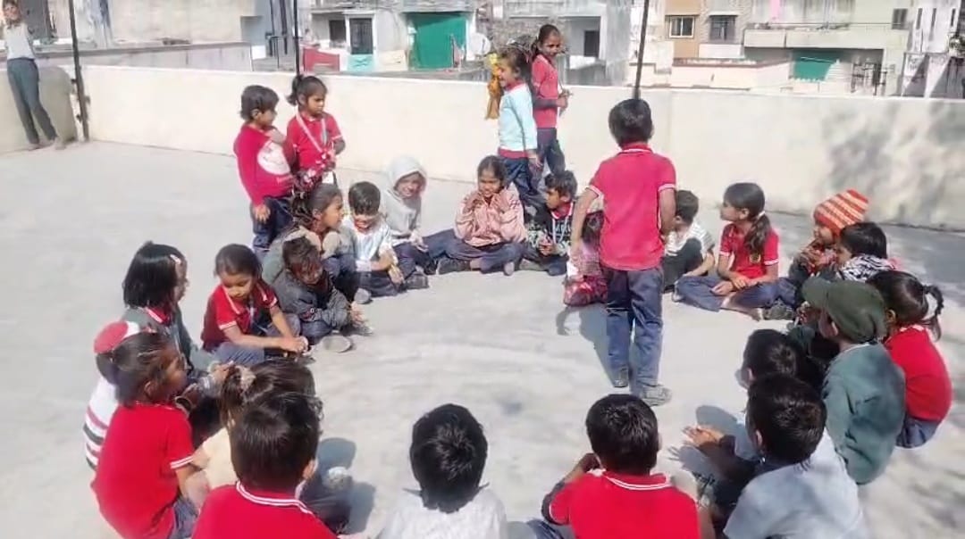 मकर संक्रांति पर विभिन्न एक्टिविटी में छात्र-छात्राओं ने भाग लिया 1 WhatsApp Image 2026 01 14 at 4.19.01 PM