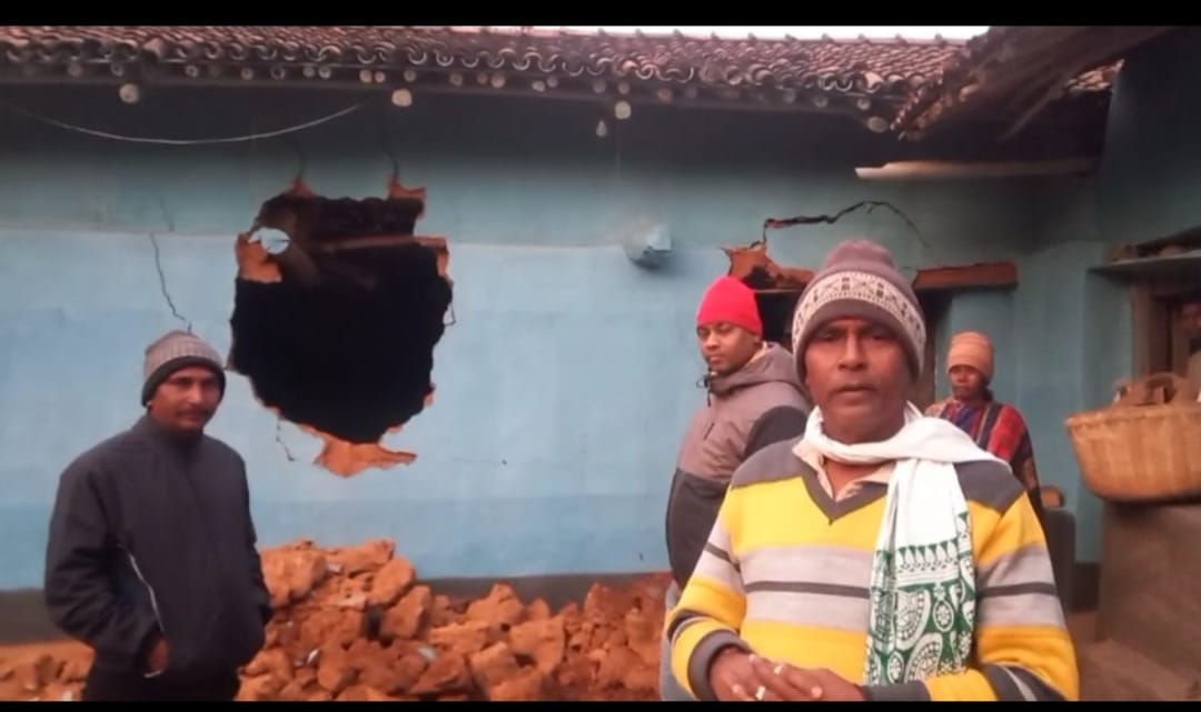 टुण्डी में बोराएं हाथियों का तांडव, आदिवासी इलाकों में दहशत; घर-अनाज तबाह, मुआवजे की मांग तेज 1 WhatsApp Image 2026 01 17 at 8.28.27 PM