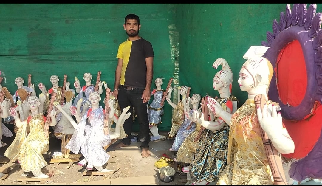 कला से जीवन निर्माण: टुण्डी के कृष्णा ठाकुर बने मूर्तिकला में आत्मनिर्भरता की मिसाल 1 WhatsApp Image 2026 01 19 at 4.35.29 PM