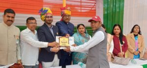 कनवास में गणतंत्र दिवस पर पत्रकार सुरेश सुमन को मिला प्रशासनिक सम्मान, उपखण्ड अधिकारी ने किया सम्मानित 2 WhatsApp Image 2026 01 26 at 6.15.41 PM