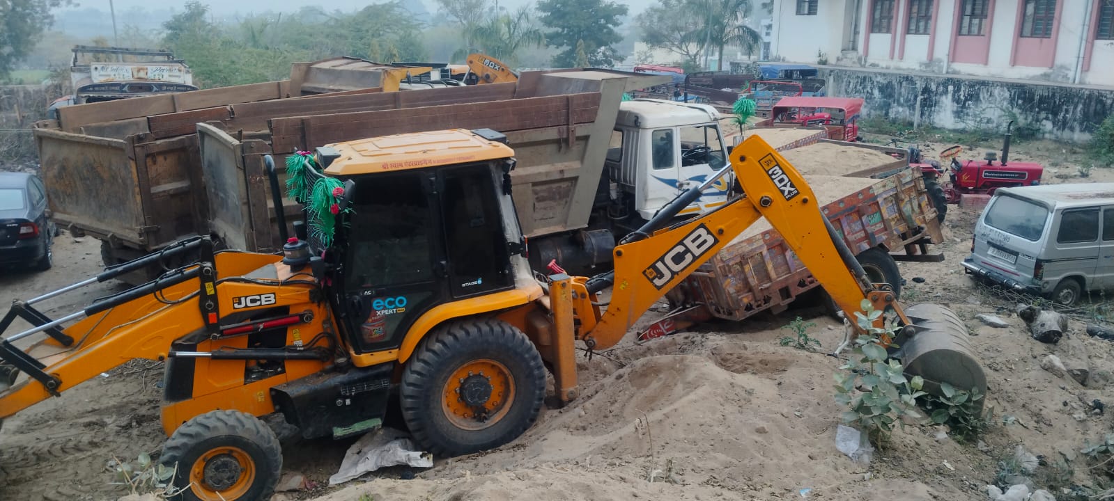 डीएसटी टीम का फिल्मी अंदाज़ में ऑपरेशन, भारी मात्रा में मशीनरी जब्त 1 WhatsApp Image 2026 01 27 at 12.11.40 PM
