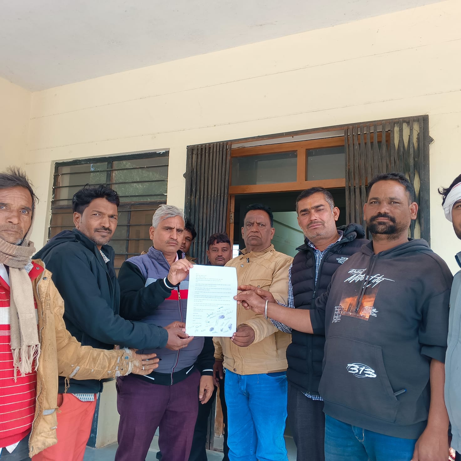 हमीरगढ़ उपखंड में बड़ा मामला: सरकारी स्कूल का खेल मैदान निजी कंपनी को लीज पर, बच्चों के भविष्य से खिलवाड़ 1 WhatsApp Image 2026 01 29 at 2.49.31 PM 1