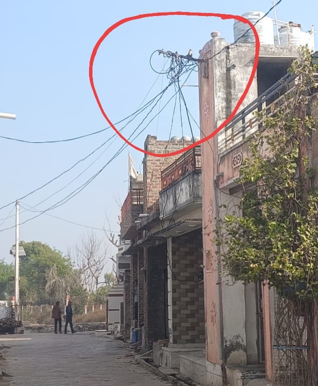सुमेरपुर बिजली निगम की लापरवाही, पोयणा में दीवार में दफन बिजली खंभा बना खतरे की घंटी 1 IMG 20260201 WA0026