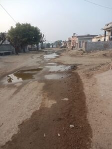 नालियों का पानी सड़कों पर:ग्रामीणों ने विकास कार्य न होने और अधूरी नालियां सड़कों का आरोप लगाया 2 IMG 20260201 WA0142