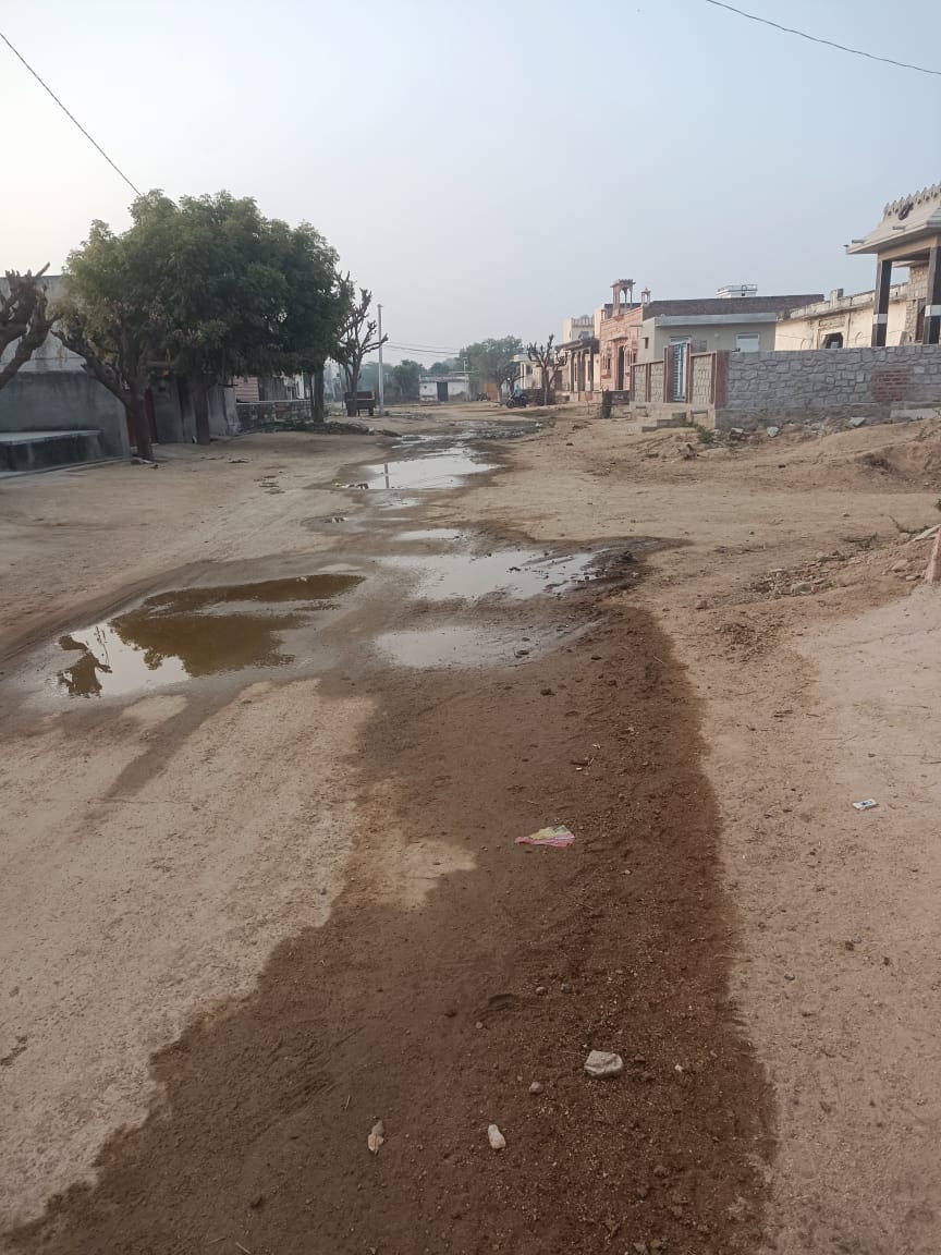 नालियों का पानी सड़कों पर:ग्रामीणों ने विकास कार्य न होने और अधूरी नालियां सड़कों का आरोप लगाया 1 IMG 20260201 WA0142