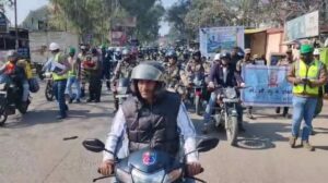 नियम तोड़ने वालों को 'गुलाब' देकर दी गांधीगिरी: वरदान फाउंडेशन और BHEL ने जगाई सड़क सुरक्षा की अलख 3 IMG 20260207 005804 2