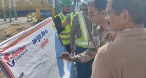 नियम तोड़ने वालों को 'गुलाब' देकर दी गांधीगिरी: वरदान फाउंडेशन और BHEL ने जगाई सड़क सुरक्षा की अलख 4 IMG 20260207 005821 2