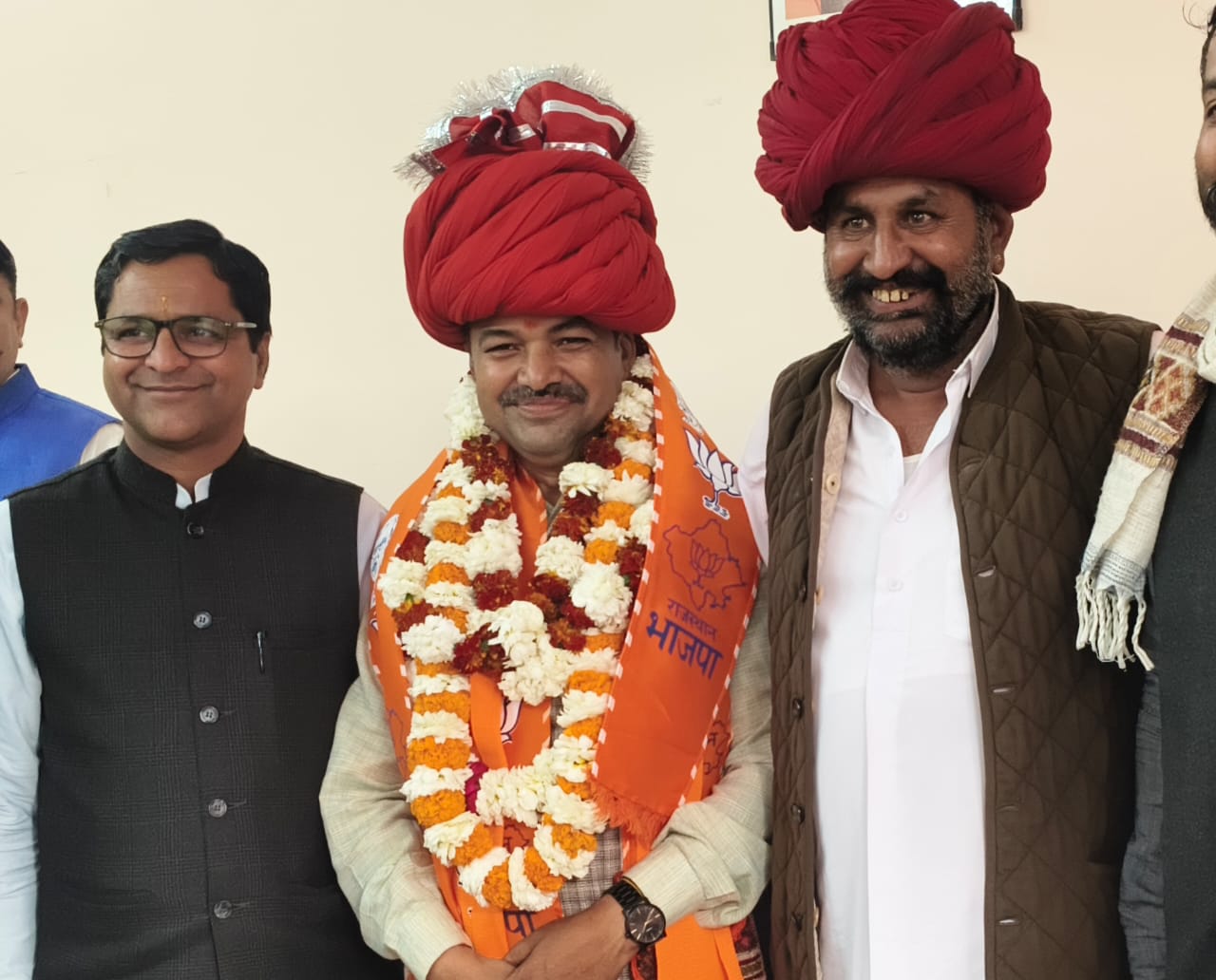 भाजपा ओबीसी मोर्चा प्रदेश कार्यालय में हुआ सम्मान समारोह, देवासी ने किया कुमावत का स्वागत 1 WhatsApp Image 2026 02 04 at 3.12.02 PM 1