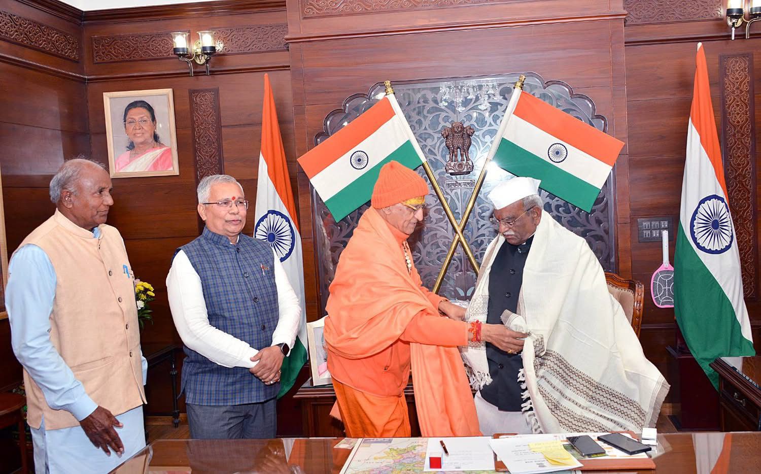 राज्यपाल हरिभाऊ बागड़े व विधानसभा अध्यक्ष वासुदेव देवनानी को सनातन मंगल महोत्सव का निमंत्रण, 19 से 26 फरवरी तक होगा ऐतिहासिक आयोजन 1 WhatsApp Image 2026 02 07 at 4.14.46 PM 1