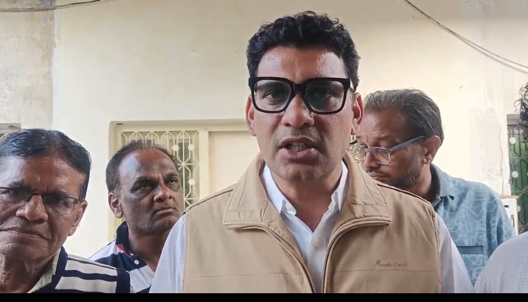 पाली शहर में कुत्तों का आतंक चरम पर, नगर निगम के खिलाफ फूटा जनआक्रोश 1 WhatsApp Image 2026 02 10 at 6.38.49 PM