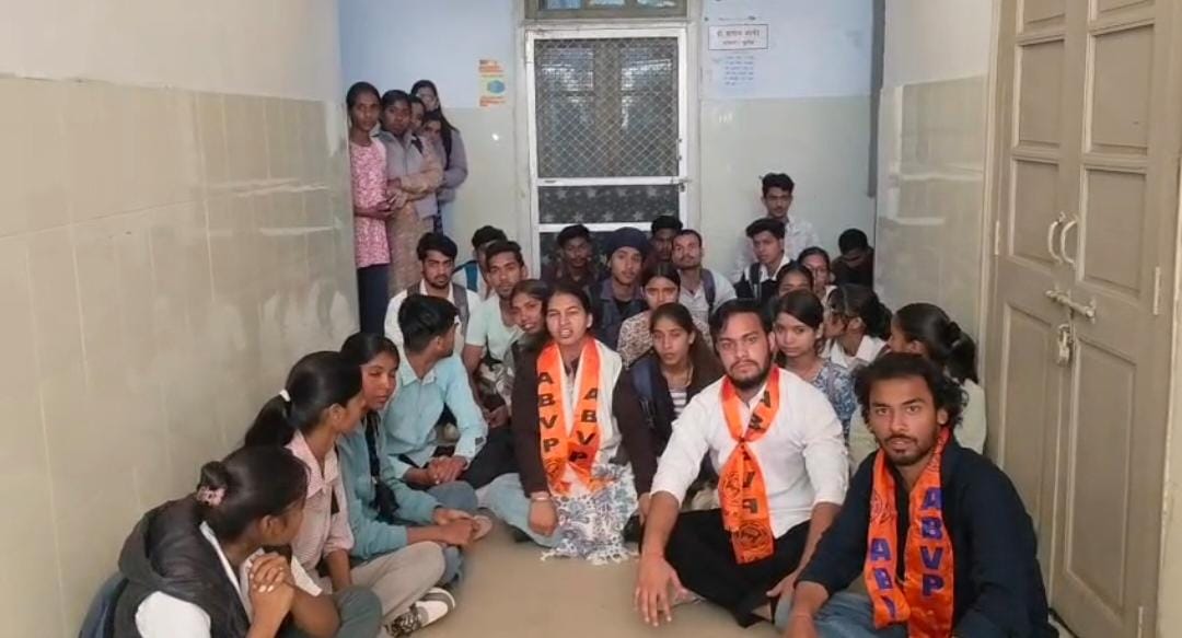 विश्वविद्यालय की अनियमितताओं को लेकर ABVP ने कॉलेज में किया प्रदर्शन, प्राचार्य को सौंपा ज्ञापन 1 WhatsApp Image 2026 02 10 at 8.22.22 PM
