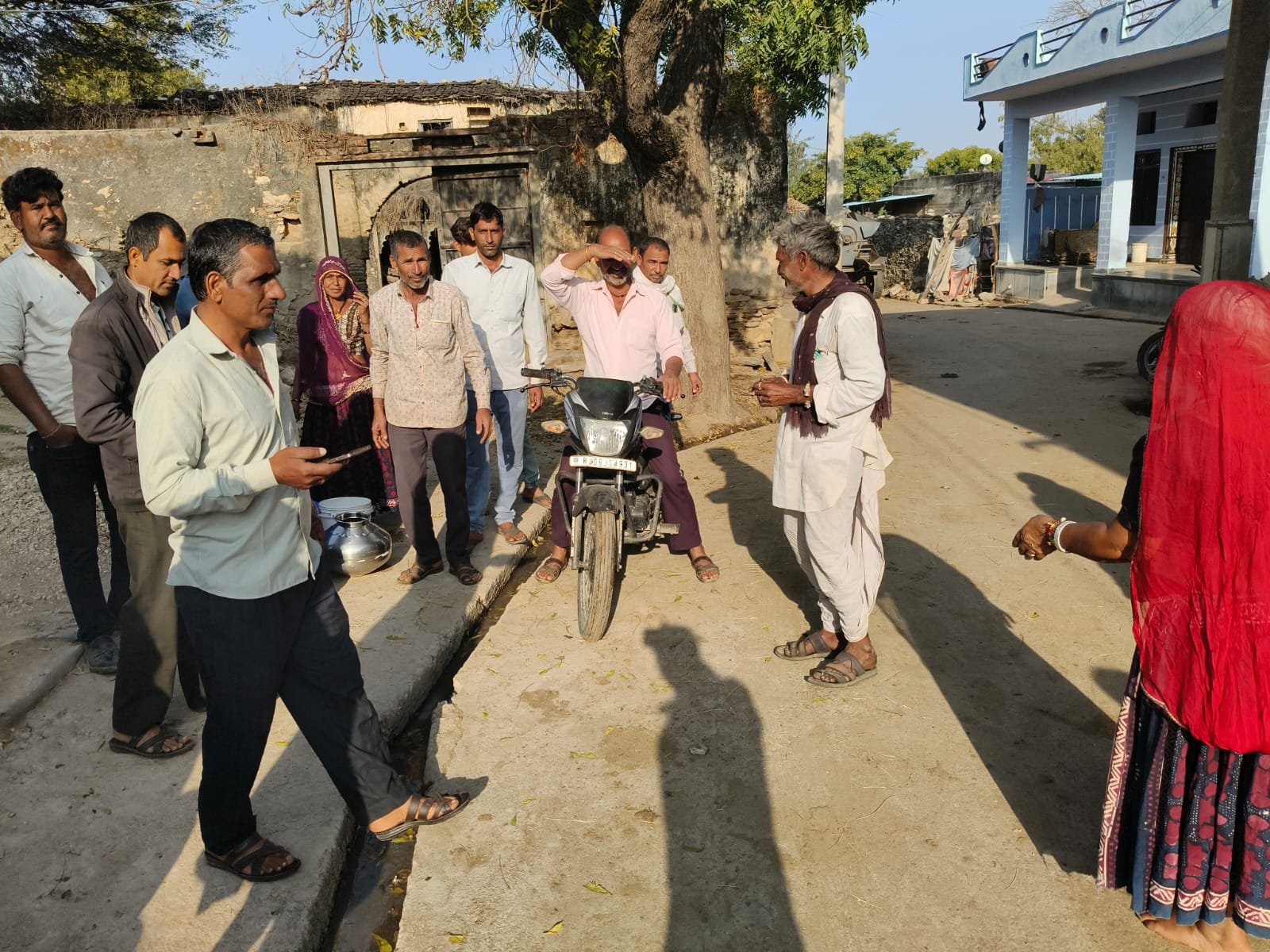 पानी की समस्या को लेकर मचा हाहाकार, डेढ़ महीने से बूंद-बूंद को तरस रहे चीड़ खेड़ा ग्रामीण, जिम्मेदारों पर उठे बड़े सवाल 1 WhatsApp Image 2026 02 11 at 9.35.03 AM