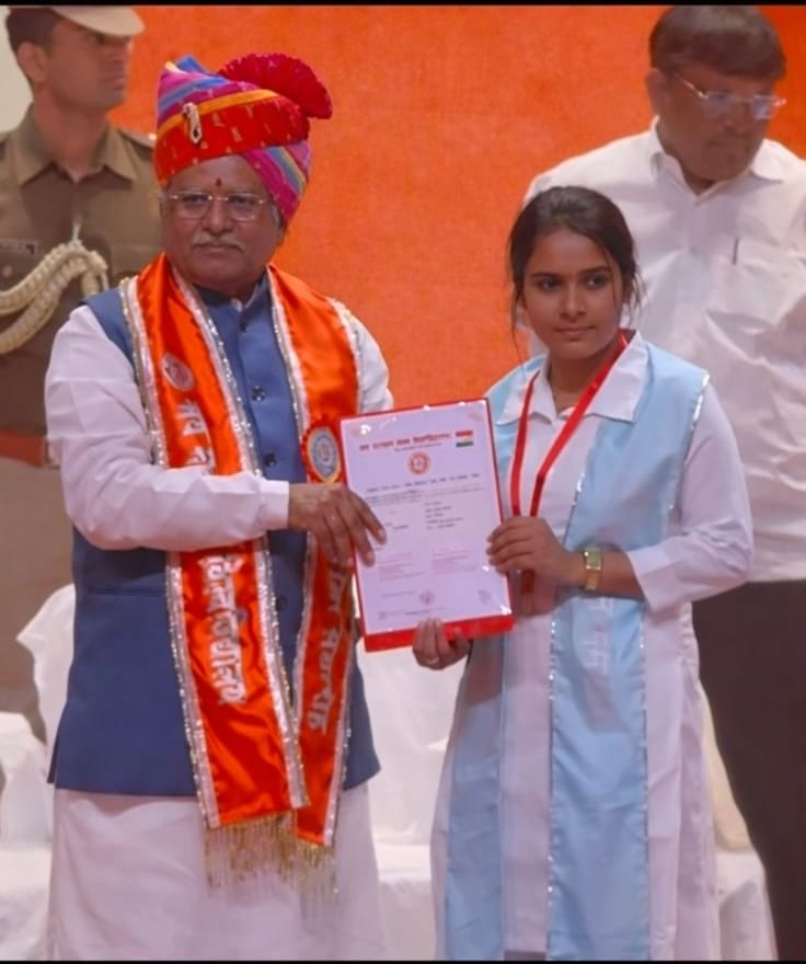 जय नारायण व्यास विश्वविद्यालय जोधपुर में विद्यावाड़ी महाविद्यालय की बीकॉम छात्रा ग्रेसी सोनी को राज्यपाल ने स्वर्ण पदक से किया सम्मानित 1 WhatsApp Image 2026 02 13 at 6.54.49 PM 1