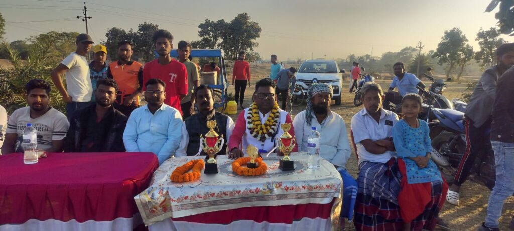 टुंडी प्रखंड के बादलपुर में बादलपुर प्रीमियर लीग 2026 का भव्य आयोजन, रोमांचक मुकाबले में बरवाअड्डा सुपर किंग्स बनी विजेता 5 WhatsApp Image 2026 02 14 at 9.18.51 PM 1