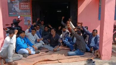 टुंडी सीएचसी में बवाल, प्रभारी के खिलाफ धरने पर बैठे स्वास्थ्य कर्मी 10 WhatsApp Image 2026 02 26 at 10.33.11 AM