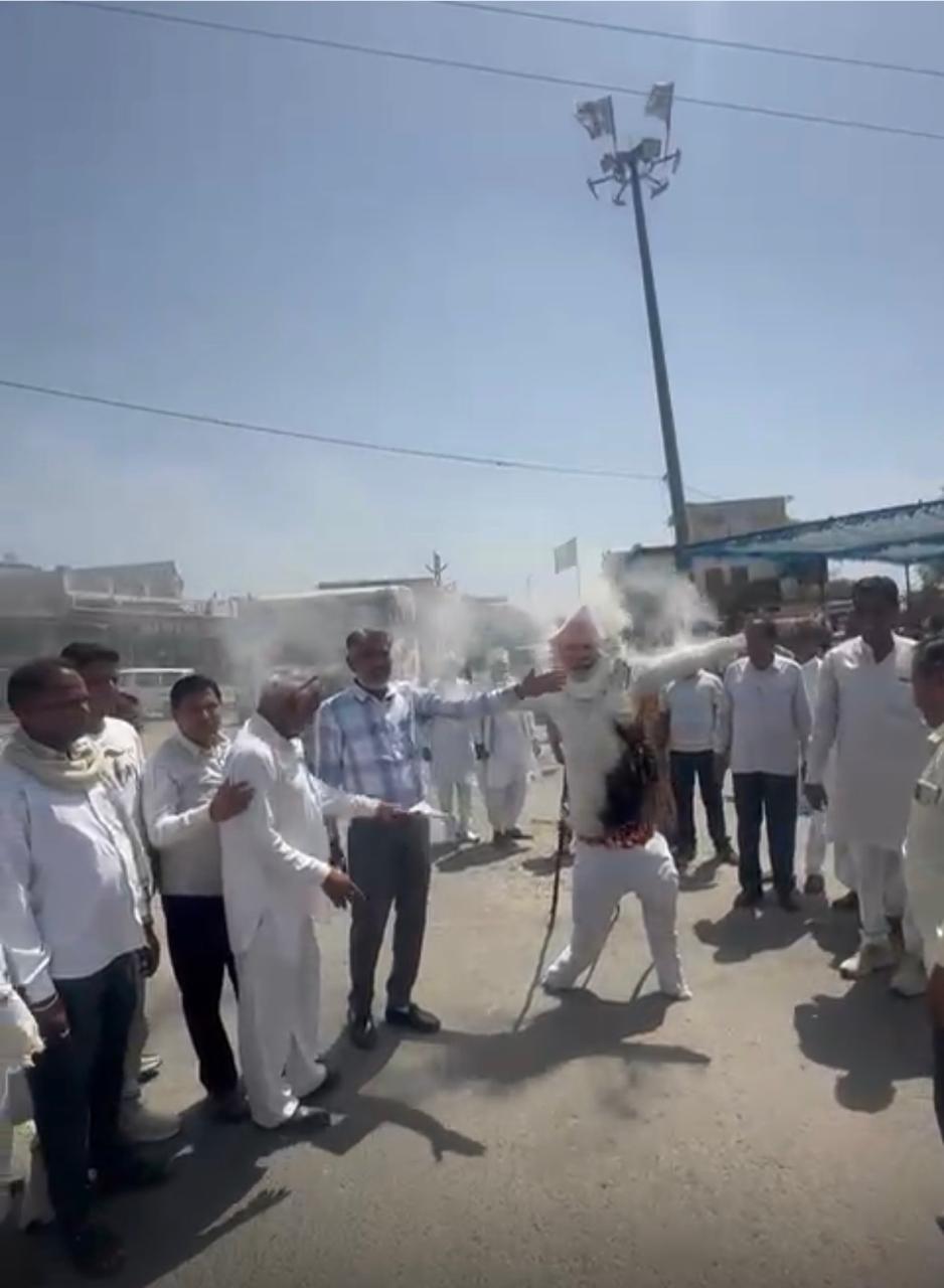 गैस सिलेंडरों की किल्लत को लेकर कांग्रेस का प्रदर्शन, प्रधानमंत्री मोदी का पुतला फूंका 1 IMG 20260316 WA0000