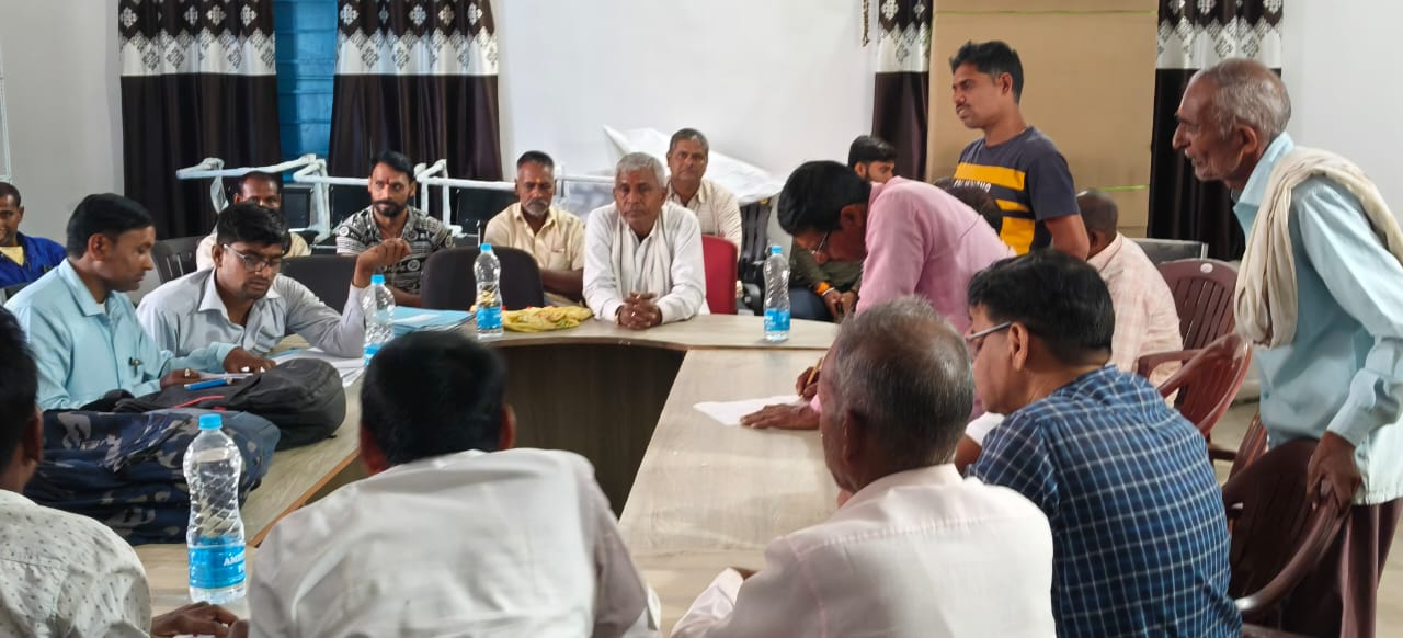प्रतापपुर सर्रा पथ को लेकर रैयतों के साथ मुखिया एवं अंचल कर्मियों ने किया बैठक 1 WhatsApp Image 2026 02 28 at 7.01.11 PM