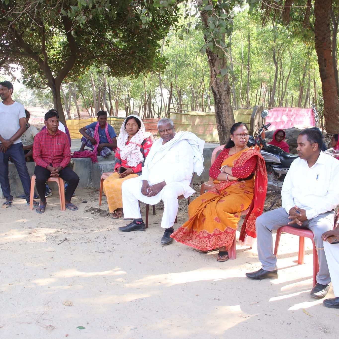टुण्डी प्रमुख की भैसुर की आकस्मिक निधन पर विधायक एवं जिला परिषद सदस्या पहुंची और शोक संवेदना जताई 1 टुण्डी प्रमुख