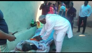टुण्डी राजपरिवार से जुड़ी गुलाबवती देवी की निधन के खबर पर चरक खुर्द गांव पहुंचे विधायक पुष्प अर्पित कर दिया श्रद्धांजलि 6 WhatsApp Image 2026 03 06 at 5.48.07 PM 1