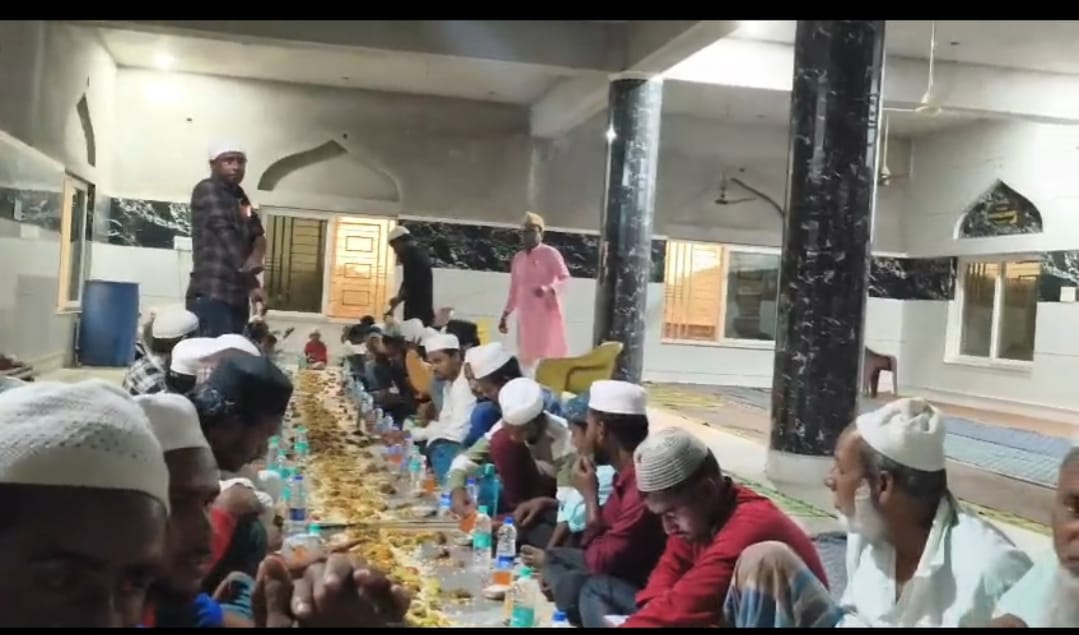 सीआईडी सीनियर ऑफिसर मोहम्मद जाहिद हुसैन द्वारा ईदगाह मस्जिद व बादलपुर मस्जिद में दावत-ए-इफ्तार का आयोजन 1 WhatsApp Image 2026 03 10 at 2.23.14 PM