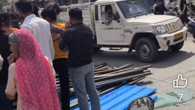 ???? नियमों को ठेंगा: जवाईबांध रोड पर ओवरलोड टेंपो पलटा, टला बड़ा हादसा 13 WhatsApp Image 2026 03 17 at 10.34.22 PM