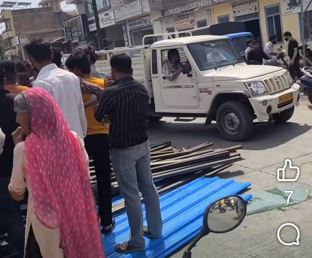 ???? नियमों को ठेंगा: जवाईबांध रोड पर ओवरलोड टेंपो पलटा, टला बड़ा हादसा 1 WhatsApp Image 2026 03 17 at 10.34.22 PM