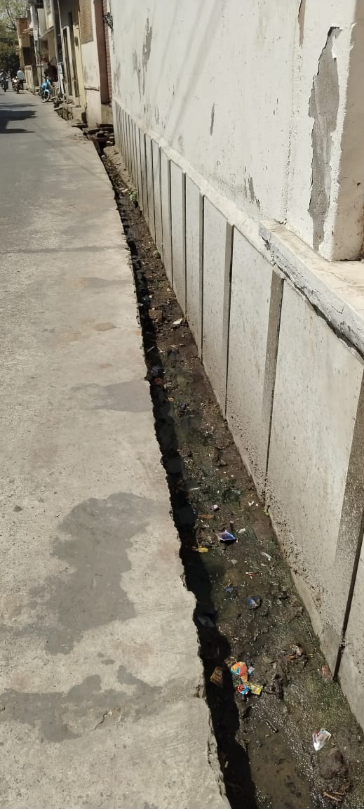 सादड़ी के वार्ड 24 में अधूरी नाली बनी बड़ी समस्या, सड़क पर बह रहा गंदा पानी 1 अधूरी नाली