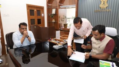 नवपदस्थापित जिला कलक्टर डॉ रविन्द्र गोस्वामी ने कार्यभार ग्रहण किया, निर्वतमान कलक्टर एलएन मंत्री को दी विदाई 7 IMG 20260402 WA0027