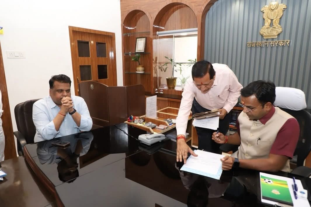 नवपदस्थापित जिला कलक्टर डॉ रविन्द्र गोस्वामी ने कार्यभार ग्रहण किया, निर्वतमान कलक्टर एलएन मंत्री को दी विदाई 1 IMG 20260402 WA0027