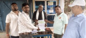 टुण्डी विधायक द्वारा अपने आवासीय कार्यालय में गंभीर बिमारी से पीड़ित परिवारों को बीस हज़ार रुपए का चेक सौंपकर जल्द स्वस्थ होने की कामना की गई 6 IMG 20260406 WA0038