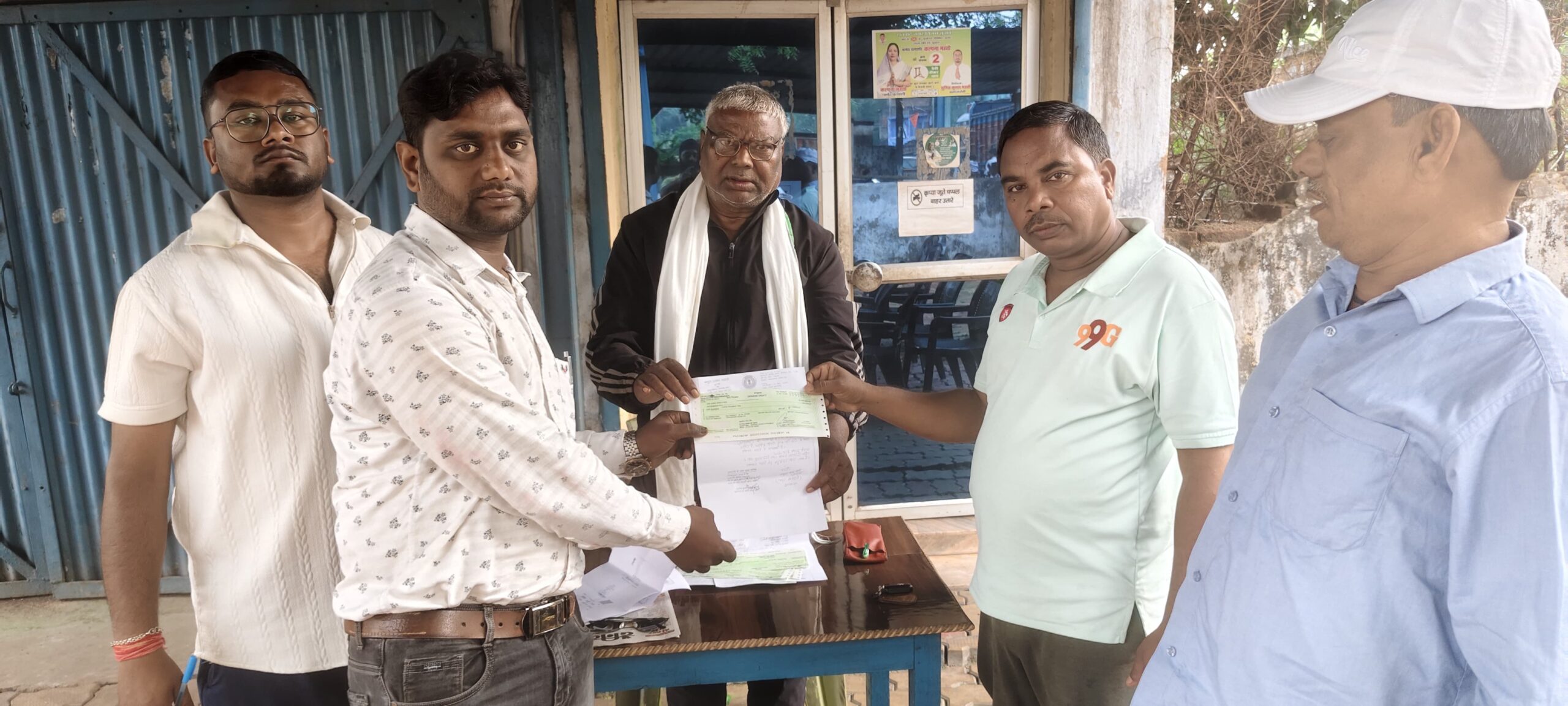 टुण्डी विधायक द्वारा अपने आवासीय कार्यालय में गंभीर बिमारी से पीड़ित परिवारों को बीस हज़ार रुपए का चेक सौंपकर जल्द स्वस्थ होने की कामना की गई 1 IMG 20260406 WA0038 scaled
