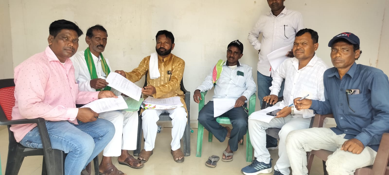 टुण्डी झामुमो प्रखंड कार्यालय में बी एल ए -2 को लेकर बैठक आयोजित 1 IMG 20260417 WA00211