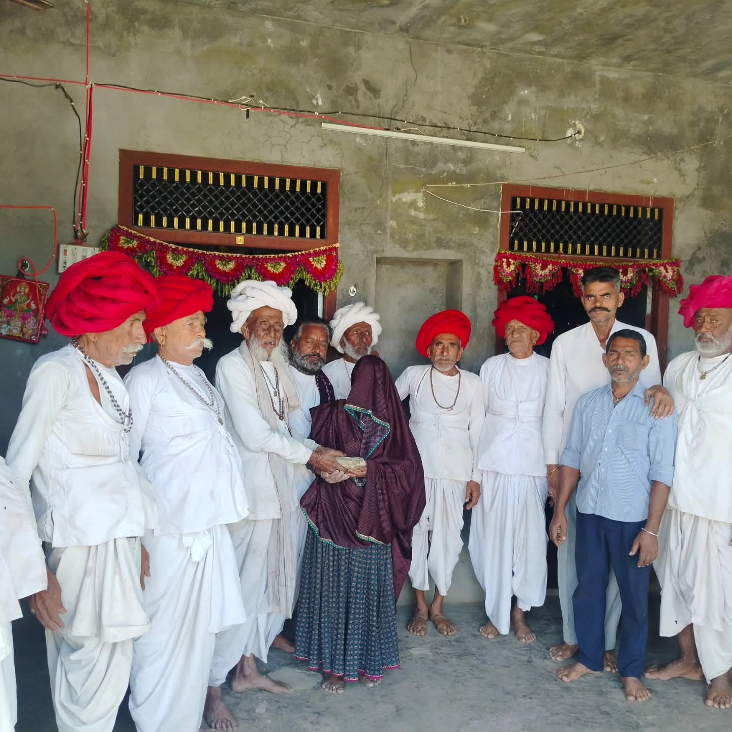 बाली विधायक पुष्पेंद्रसिंह राणावत नें स्व राजाराम देवासी नाणा के मृत्यु मुखिया गरीब परिवार की आर्थिक मदद की 1 WhatsApp Image 2026 04 04 at 3.50.27 PM