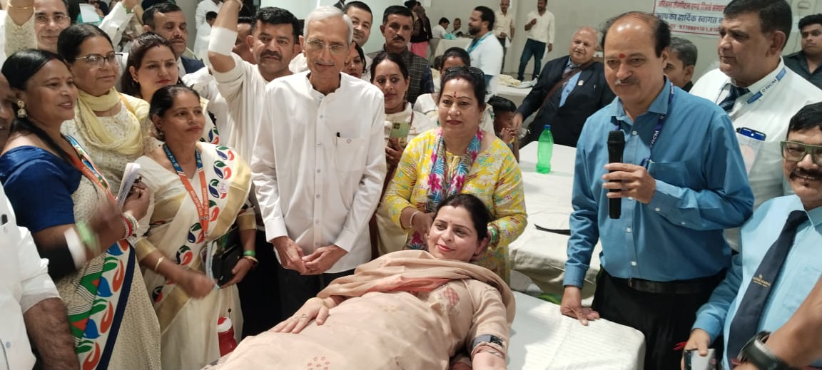 भीलवाड़ा में स्वास्थ्य क्रांति की मिसाल: 25 महिलाओं सहित 105 ने किया रक्तदान, 1500 लोगों की भागीदारी 1 स्वास्थ्य क्रांति
